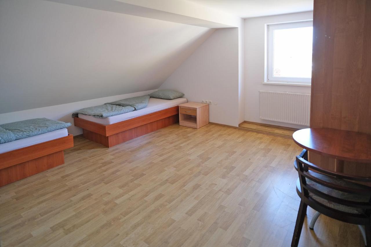 Sostanj Velenje Ravne Sobe Rooms Vrtacnik D O O Bagian luar foto