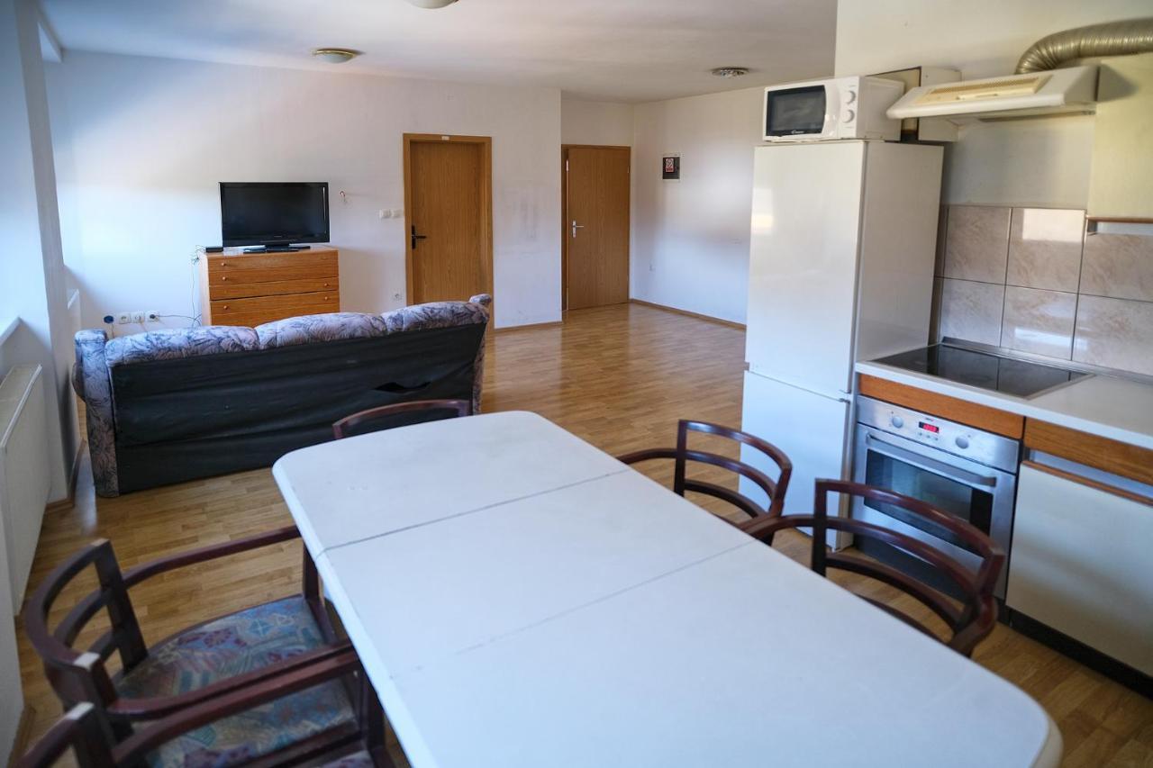 Sostanj Velenje Ravne Sobe Rooms Vrtacnik D O O Bagian luar foto